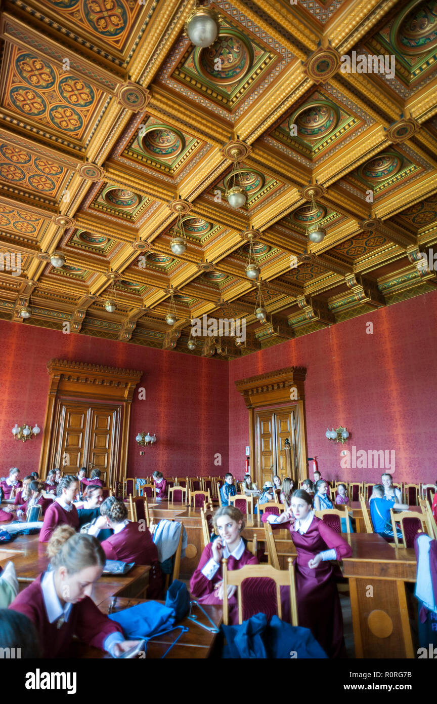 Gli studenti dovranno aspettare all'interno della residenza di Bukovinian e Metropoliti della Dalmazia, ora il Chernivtsi State University, Ucraina Occidentale. Foto Stock