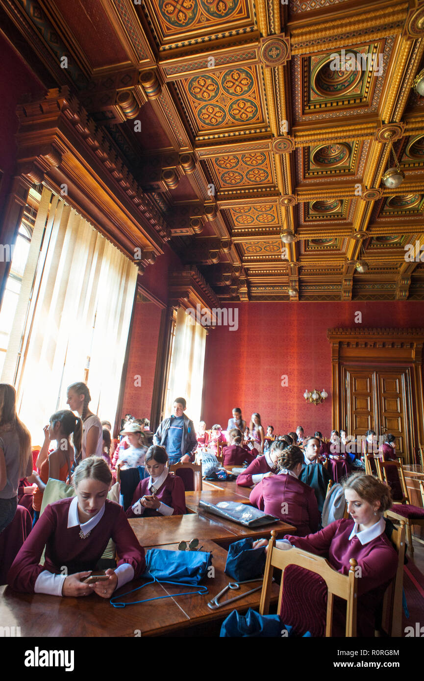 Gli studenti dovranno aspettare all'interno della residenza di Bukovinian e Metropoliti della Dalmazia, ora il Chernivtsi State University, Ucraina Occidentale. Foto Stock