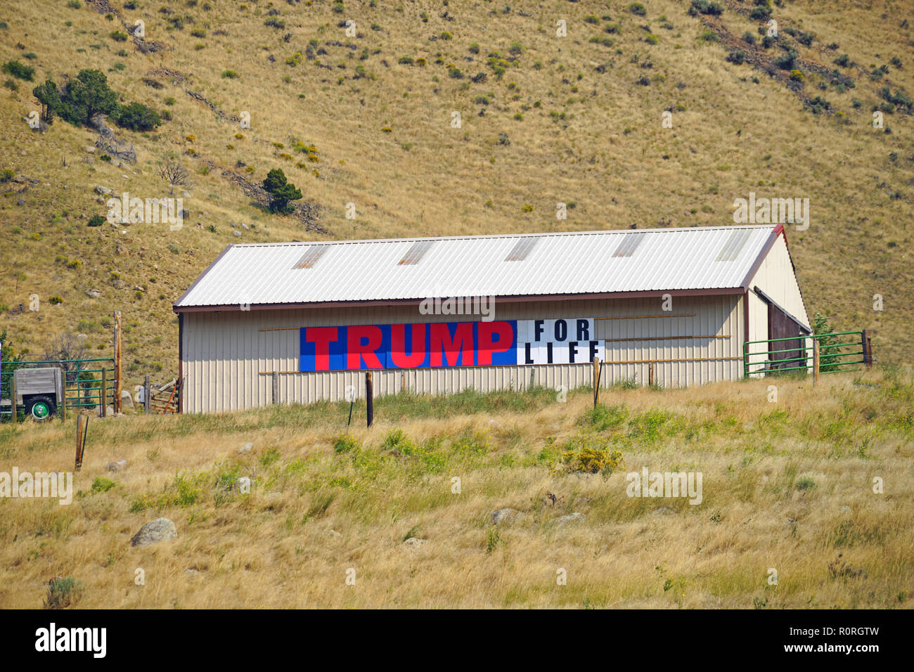 GARDINER, MT -5 SEP 2018- vista di un fienile con un grande segno politico dicendo Trump per la vita in campagna vicino a Gardiner, Montana, nei pressi di Yellowstone Foto Stock