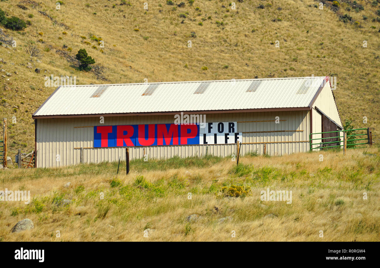 GARDINER, MT -5 SEP 2018- vista di un fienile con un grande segno politico dicendo Trump per la vita in campagna vicino a Gardiner, Montana, nei pressi di Yellowstone Foto Stock