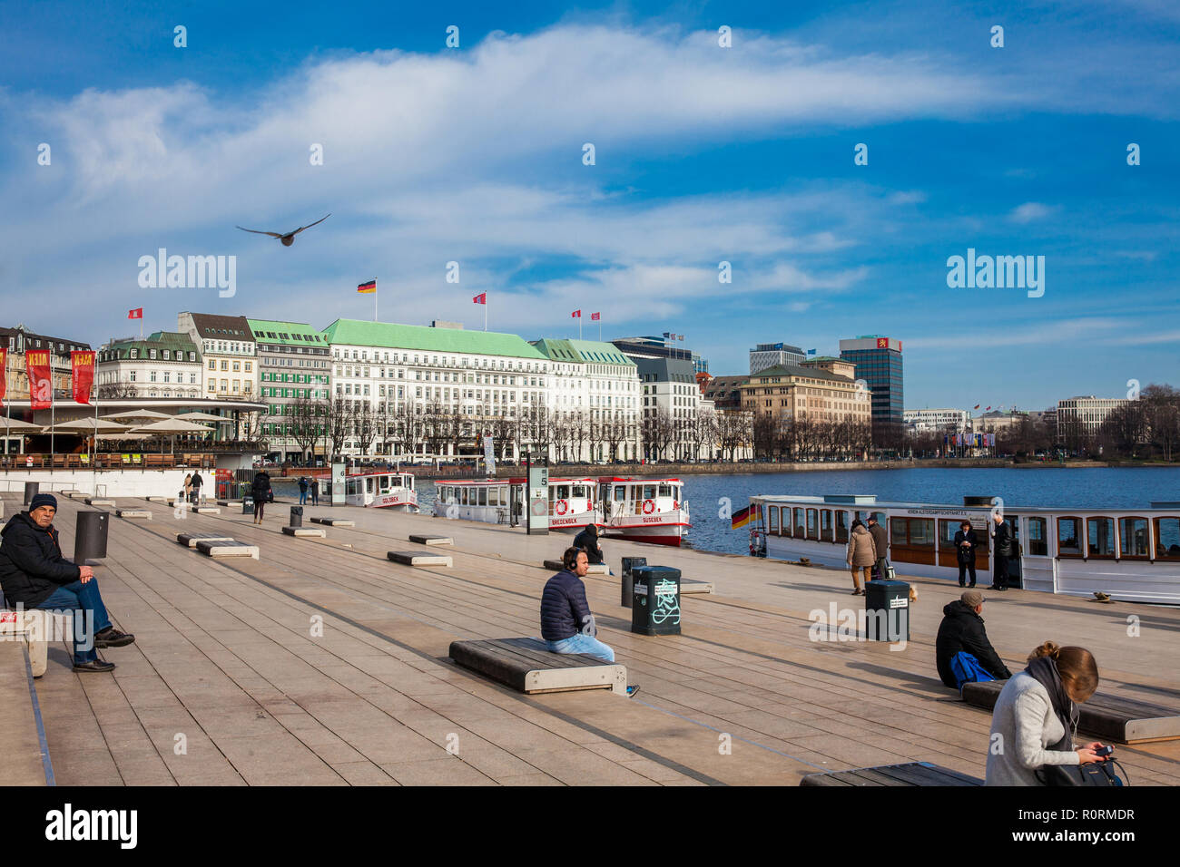 Le persone accanto alle rive del Lago Alster Amburgo Foto Stock