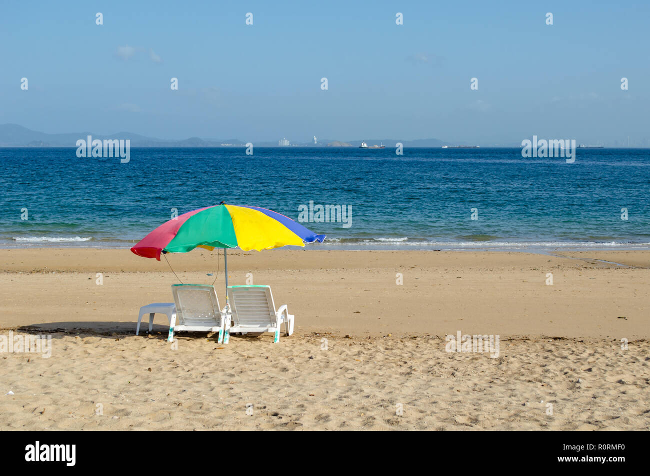 Un ombrello solitarie attende per le persone a venire in spiaggia. Foto scattata a La Restinga a Taboga Island in Panama Foto Stock