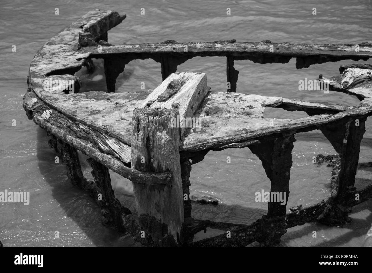 Vecchio naufragio, Forte Galle, Sri Lanka, immagine in bianco e nero, arrugginita resti di nave da pesca sul litorale. Foto Stock