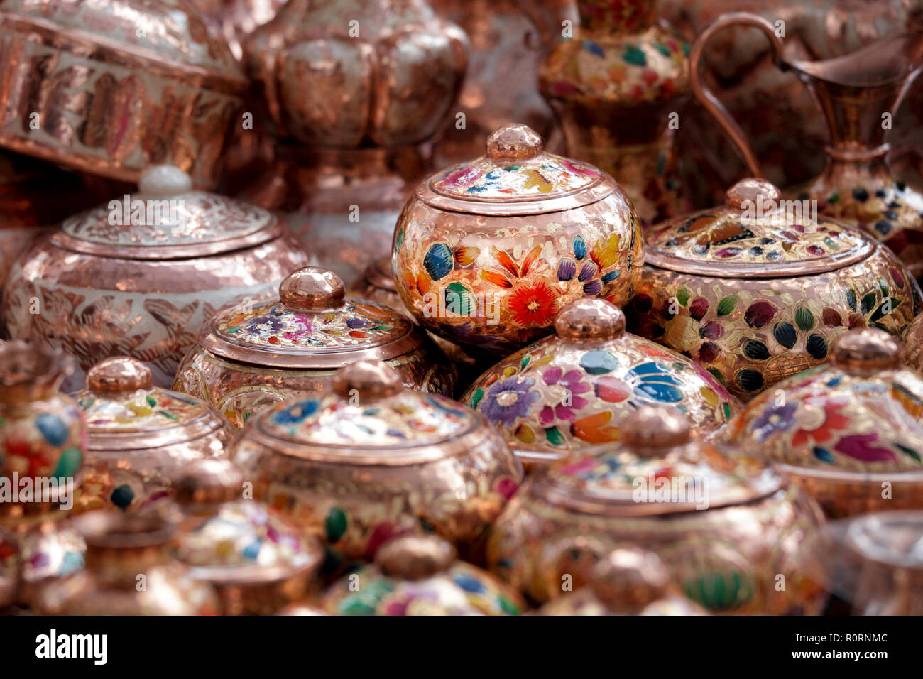 Dipinto a mano pentole in rame in un mercato di Santa Clara del Cobre, Michoacan, Messico. Foto Stock