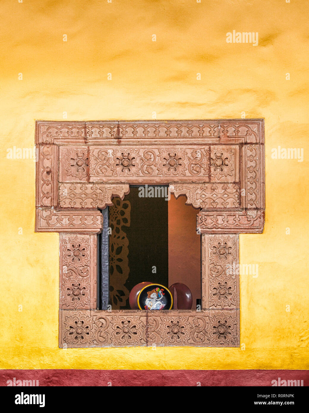 Una piastra maque adorna una finestra dello storico edificio Huatapera in Uruapan, Michoacan. Foto Stock