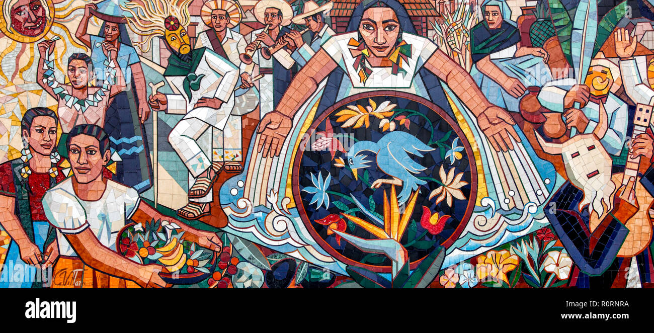 Questo murales all'ingresso della città è denominato 'Mural del Origens di Uruapan' da Alfonso Villanueva Manso. Foto Stock