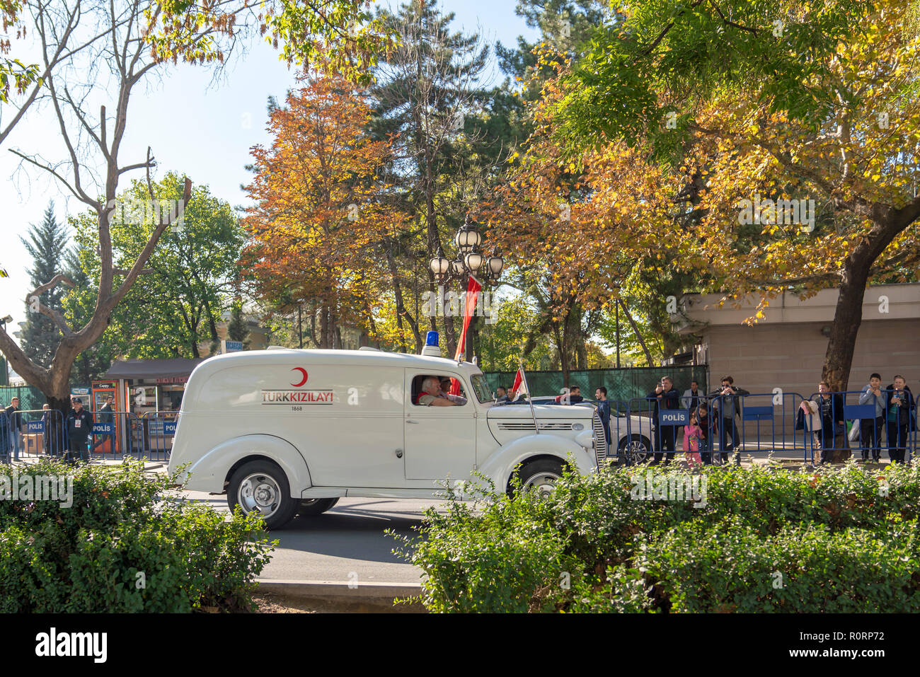 Ankara/Turchia- Ottobre 29 2018: Turkish Red Crescent's auto classica passata durante 29 Ottobre Giorno della Repubblica celebrazione della Turchia, Cumhuriyet Bayrami Foto Stock