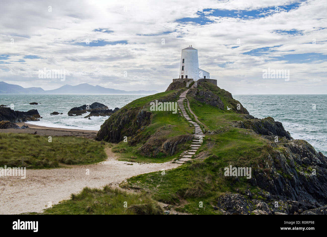 Twr Mawr o il grande Faro sull isola di Llanddwyn off Anglesey North Wales Foto Stock