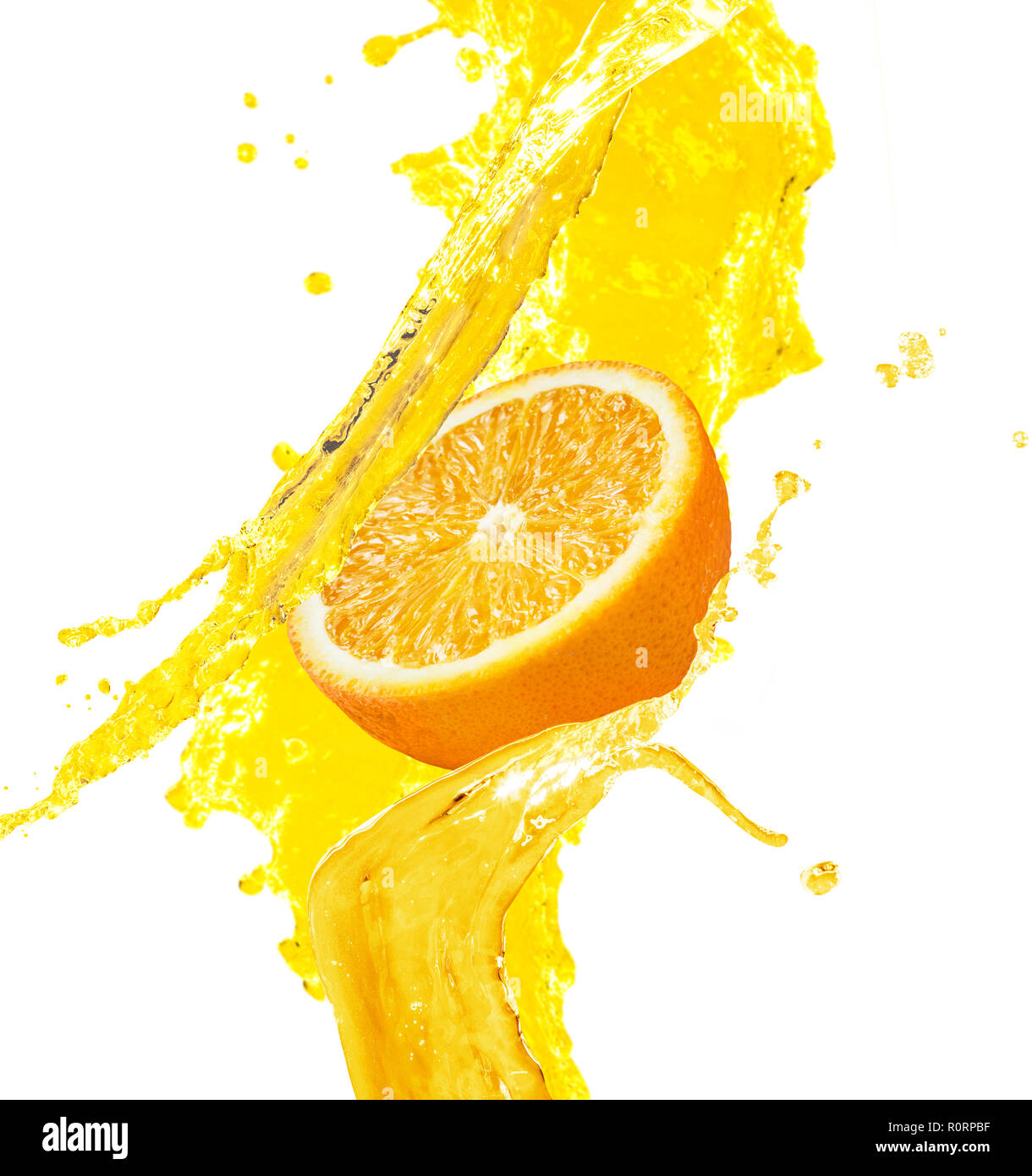 Succo di arancia schizzi con frutta di arancia. Foto Stock