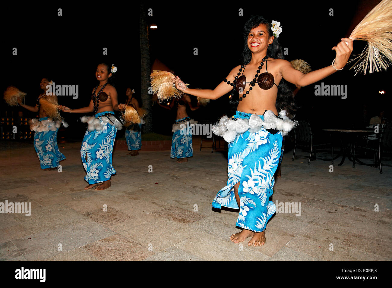 Einheimische Mädchen beim traditionellen Tanz, Palau, Mikronesien | locale donne danzanti, Palau, Stati Federati di Micronesia Foto Stock