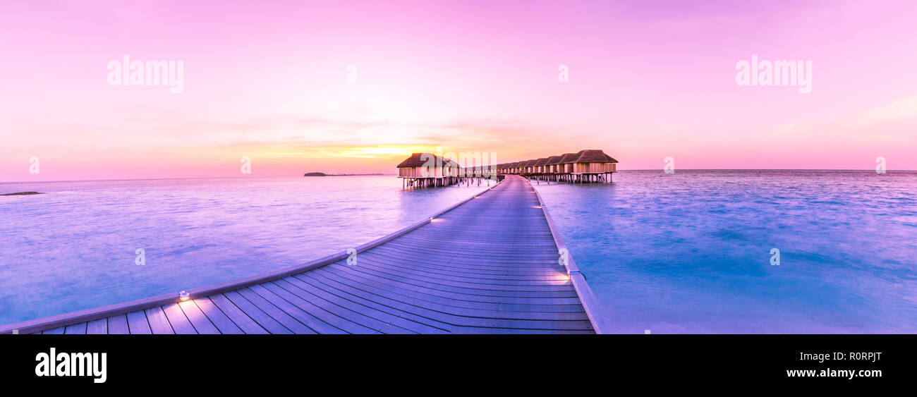 Panorama panorama al tramonto delle Maldive. Bella twilight sky e le nuvole colorate. Bellissima spiaggia sfondo per vacanza ferie banner Foto Stock