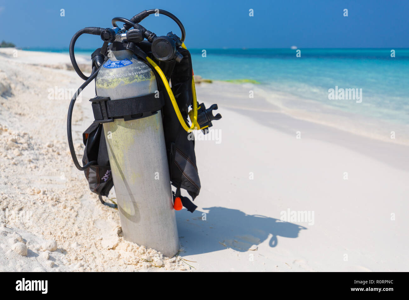 Scuba diving ingranaggio su una spiaggia. Foto Stock