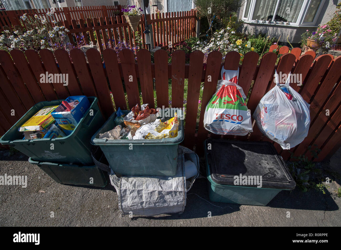 Vista generale dei cassonetti per il riciclaggio e sacchetti di rifiuti al di fuori di una casa in una strada residenziale di Mochdre, Galles, come Conwy consiglio di introdurre un regime di co Foto Stock