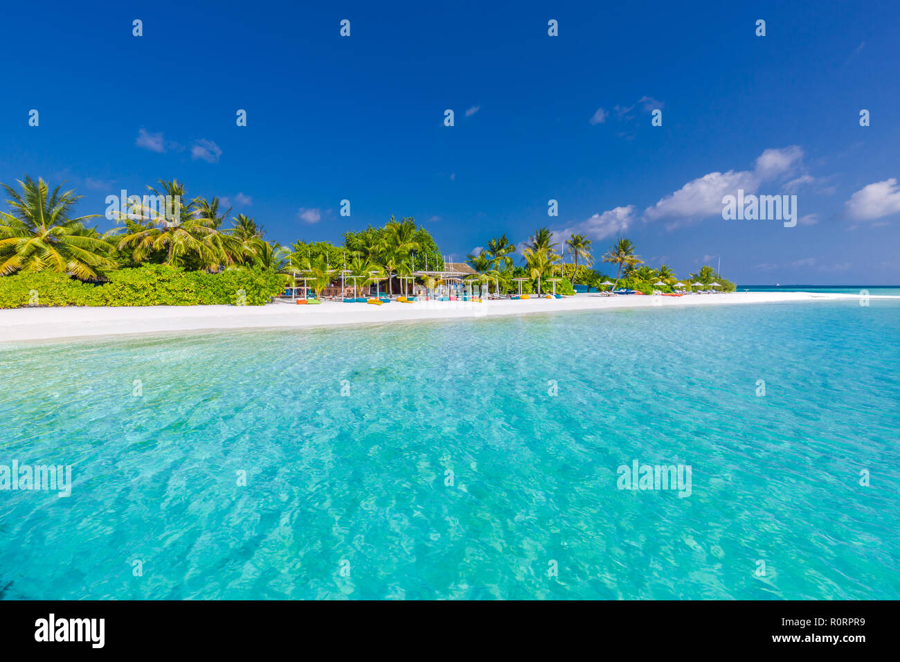 Uno scenario tranquillo, rilassante beach, paesaggio tropicale di design. Estate vacanze viaggi vacanza design. Il turismo di lusso di destinazione. Incredibile scena di spiaggia Foto Stock