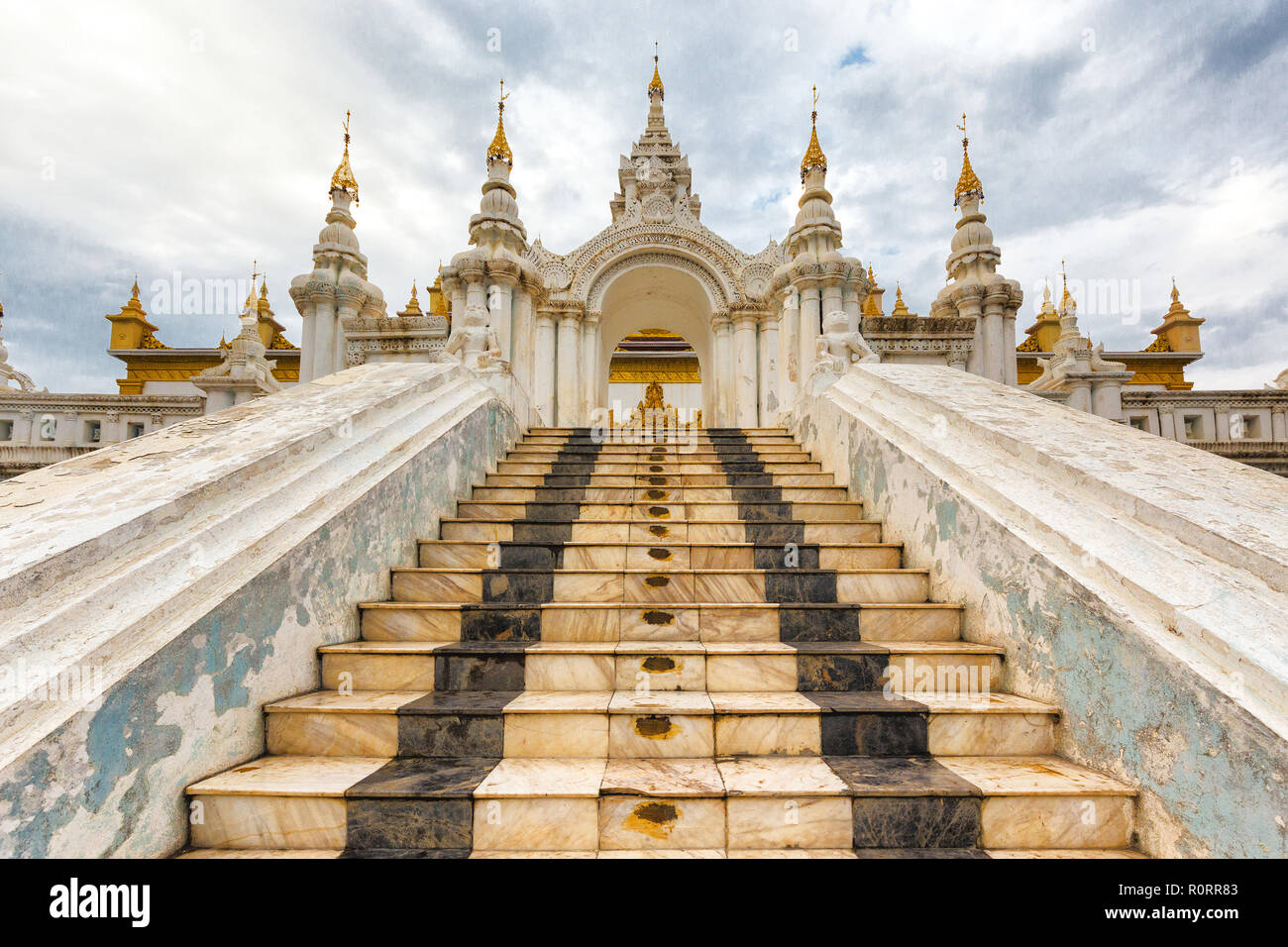 Scale ingresso di Shwe Nan Daw tempio di legno a Mandalay, Myanmar (Birmania) Foto Stock