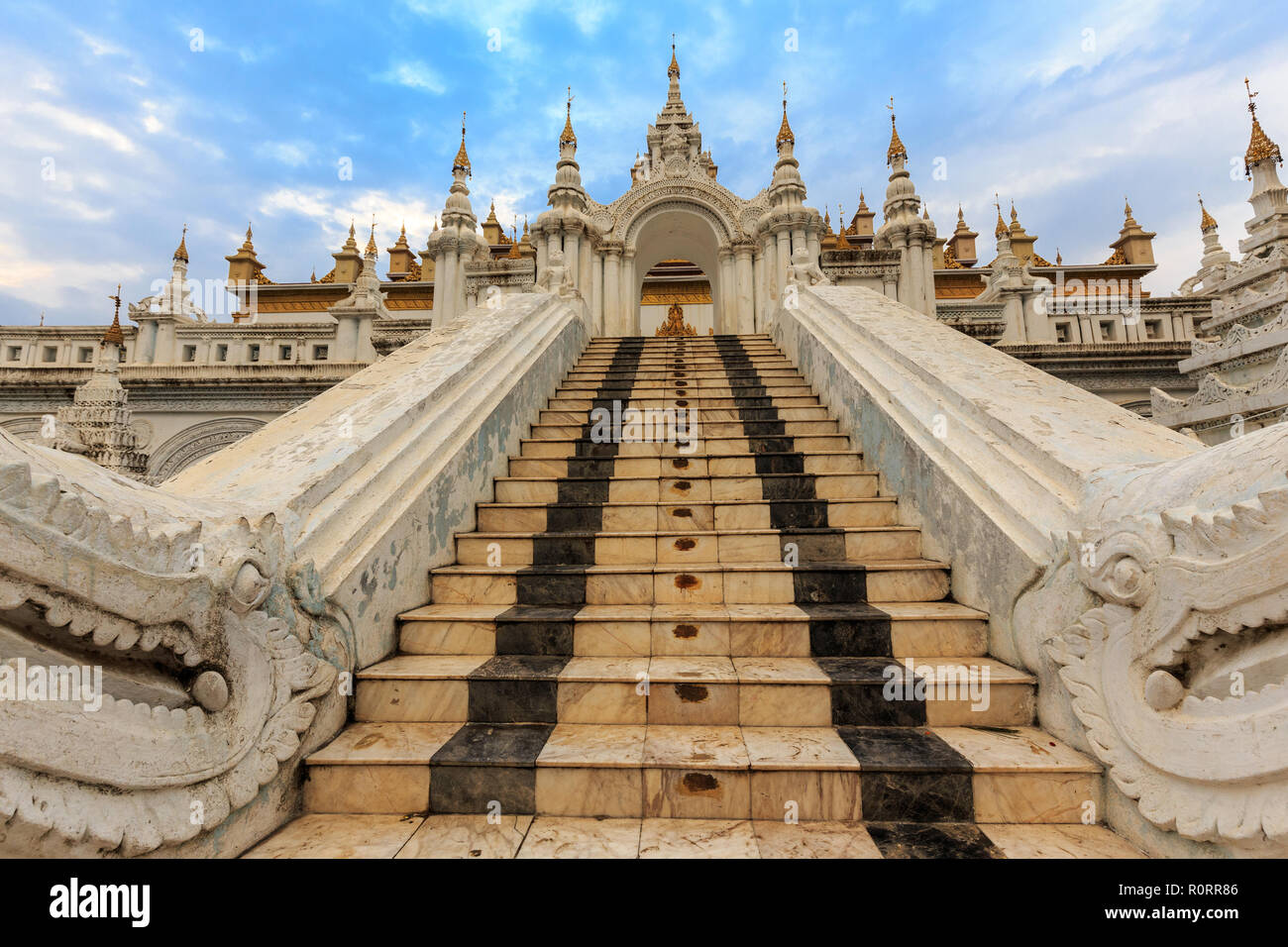Scale ingresso di Shwe Nan Daw tempio di legno a Mandalay, Myanmar (Birmania) Foto Stock