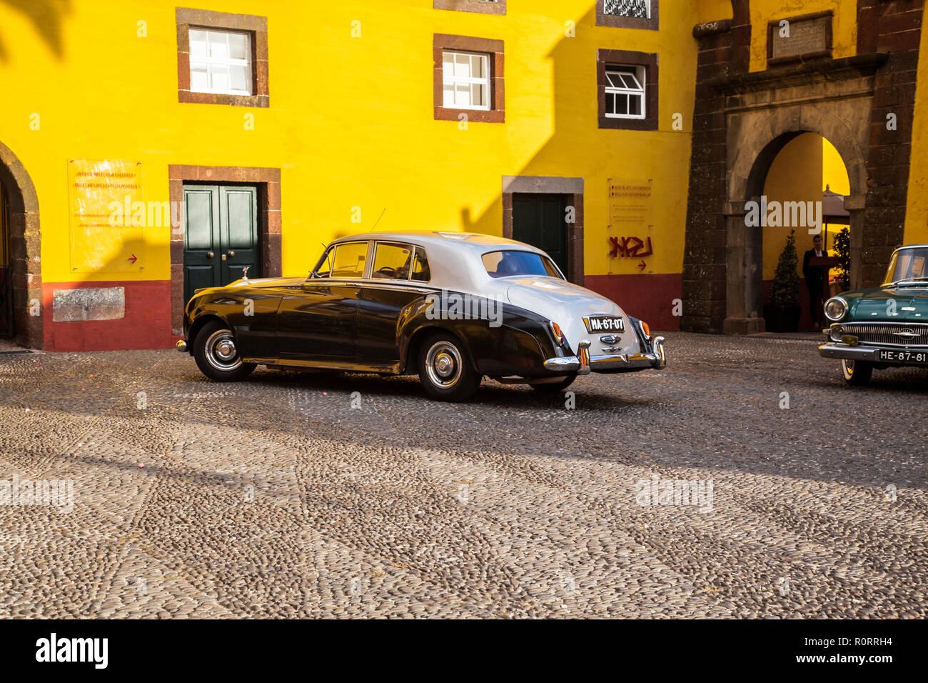 Auto di lusso di fronte al Funchal Museo di Arte Contemporanea Foto Stock