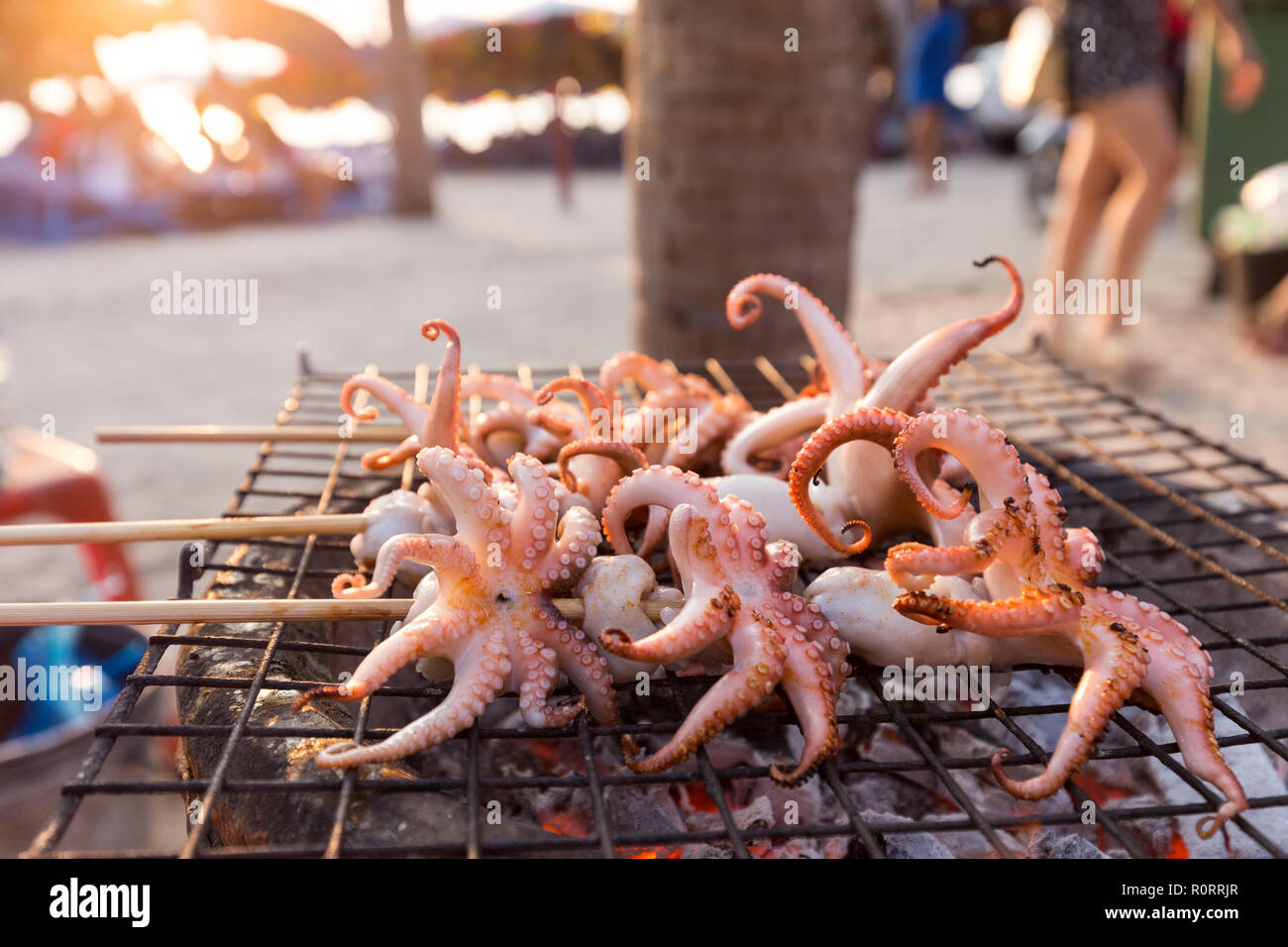Freschi calamari alla griglia in un negozio di strada lungo la riva in Thailandia Foto Stock