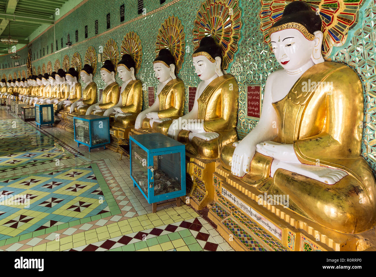 Golden Statue di Buddha fila in U-Min Thonze pagoda, Sagaing, Myanmar (Birmania) Foto Stock