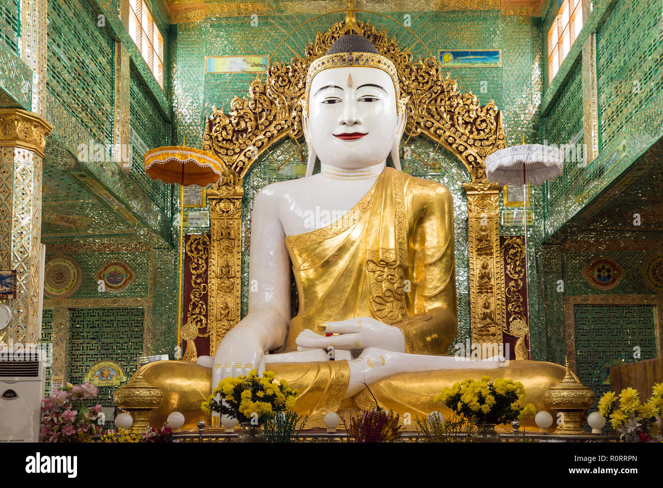 Birmano statua di Buddha nel presto U Ponya Shin Paya pagoda, Sagaing, Myanmar Foto Stock