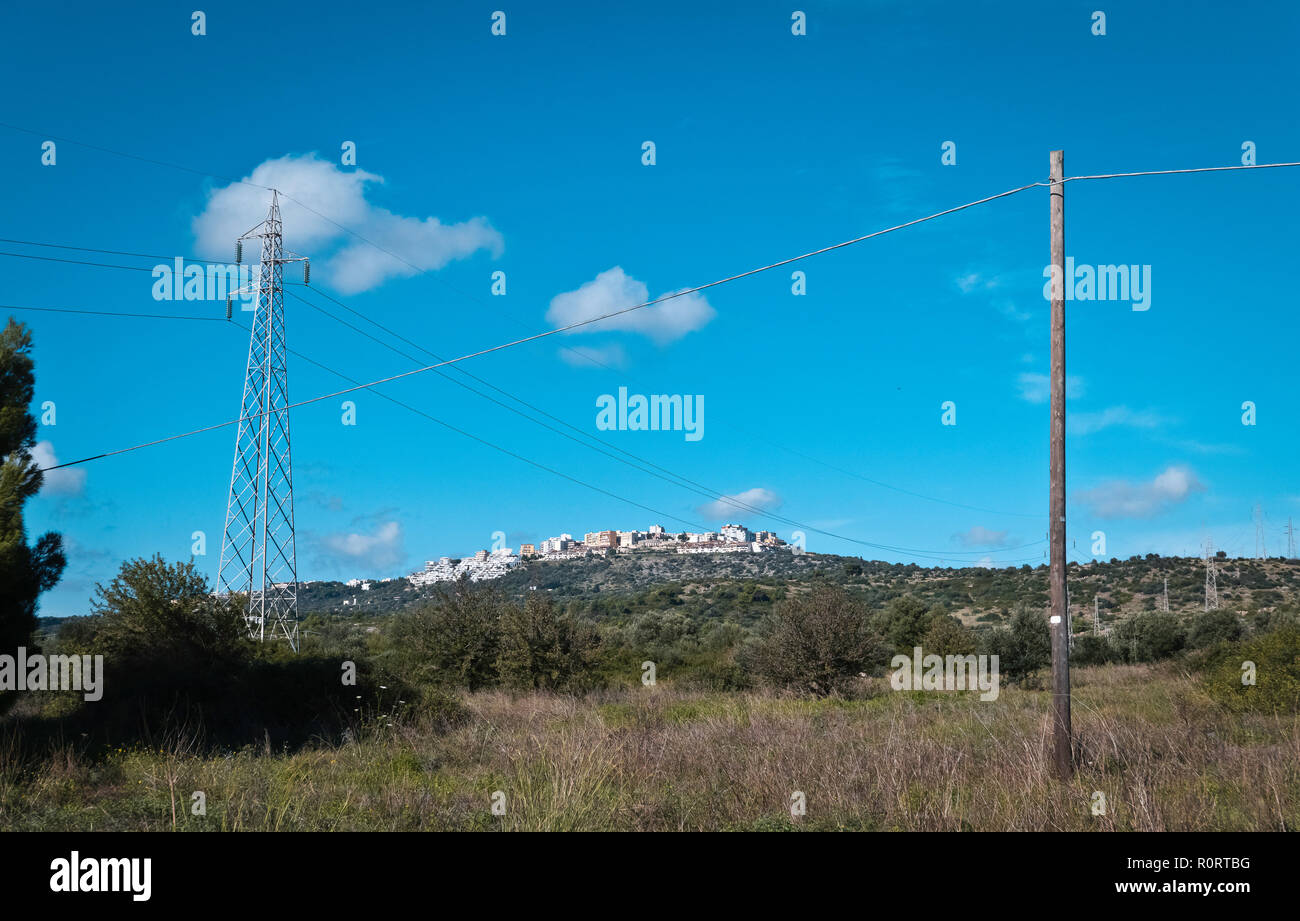 Villaggio sulla collina ,nella soleggiata giornata autunnale nel paesaggio della Puglia. Foto Stock