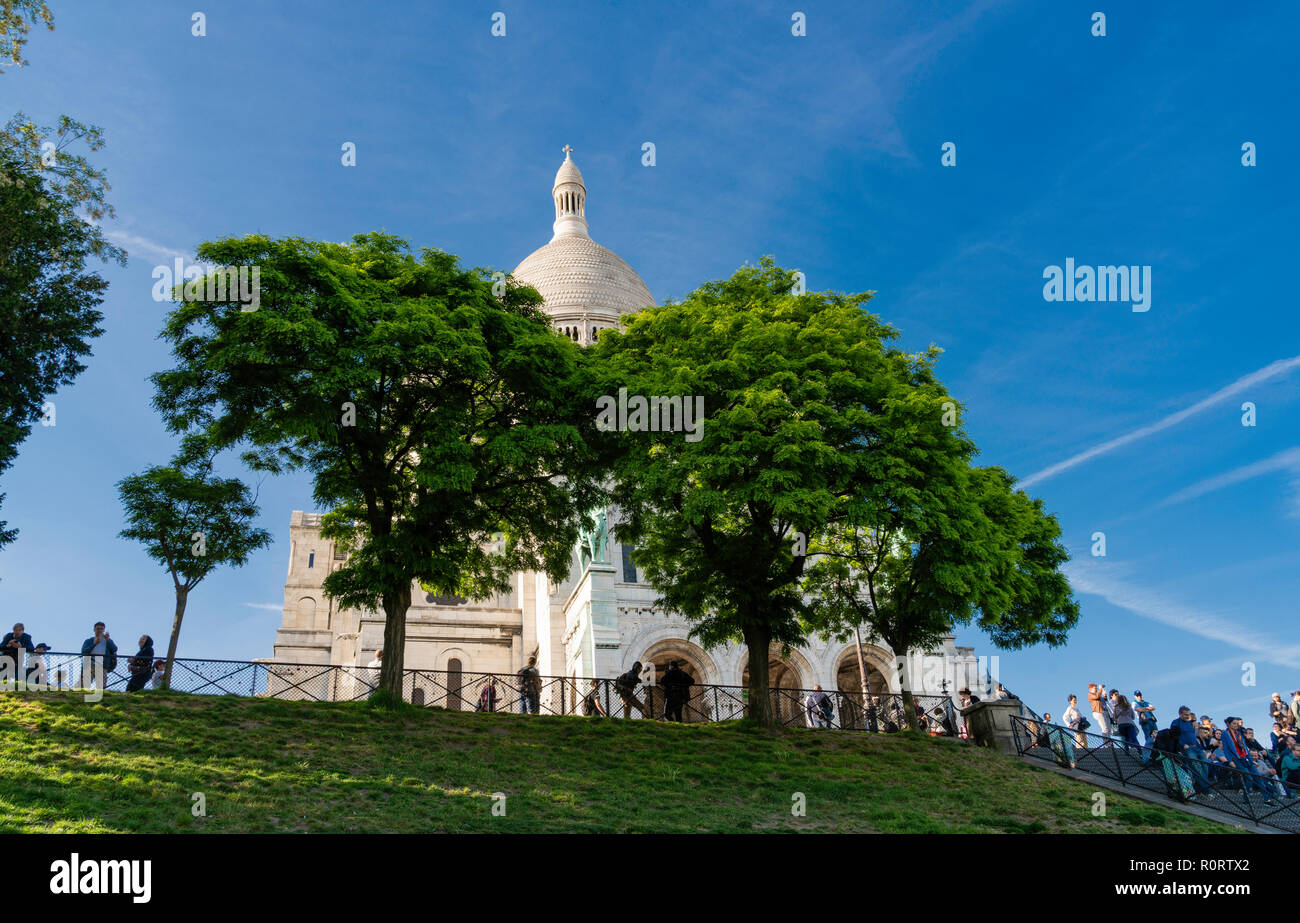 I turisti intorno di fresatura Basilica Sacre Coeur di Montmartre, Parigi, Francia Foto Stock