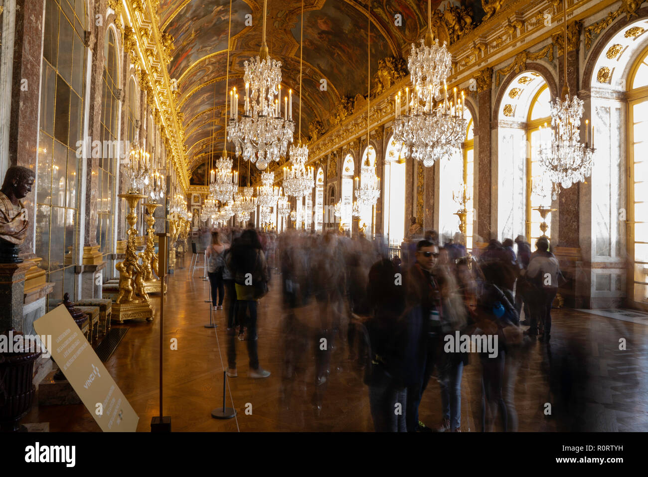 I turisti nella Sala degli Specchi nel Palazzo di Versailles, Parigi, Francia Foto Stock