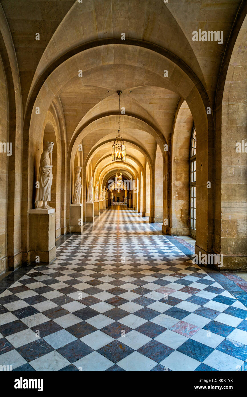 Un chiostro e arco in Palazzo di Versailles, Parigi, Francia Foto Stock