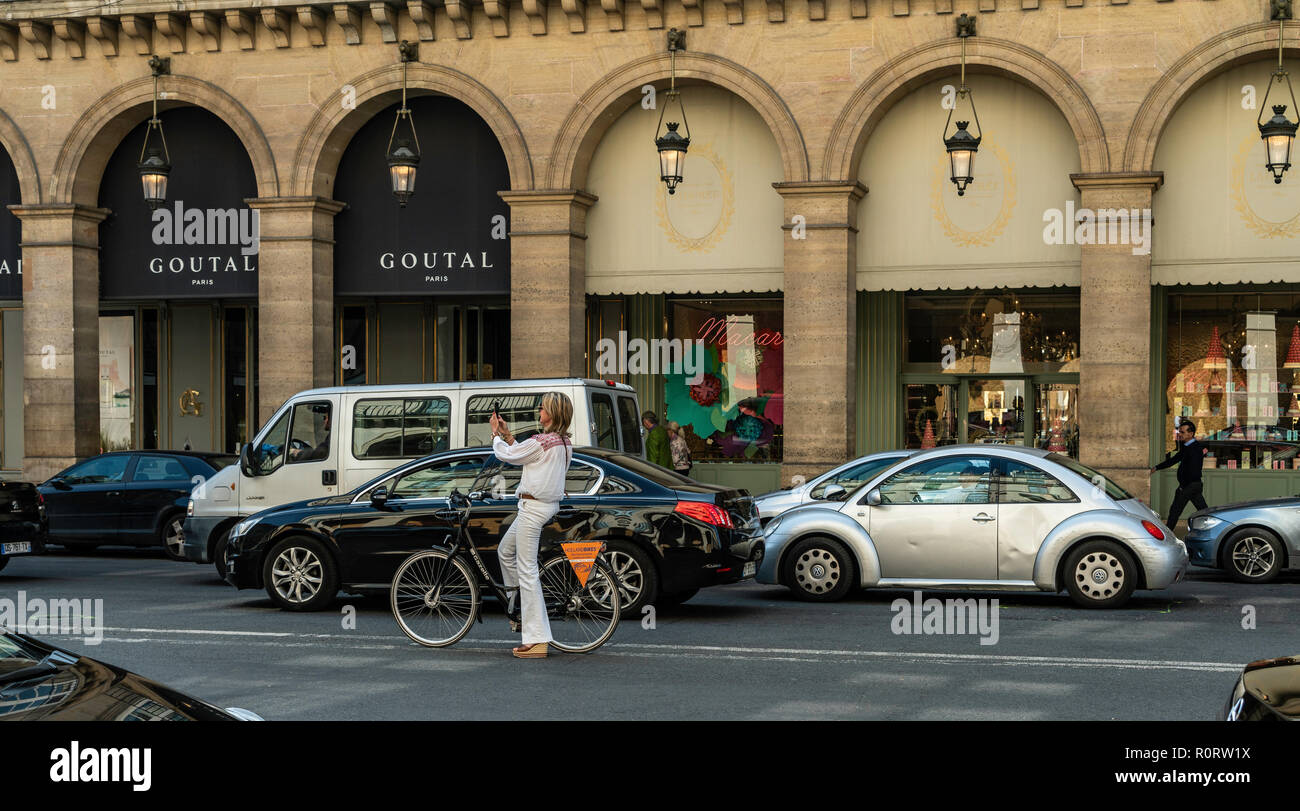 Un turista scattare una fotografia della sua famiglia mentre seduto su una bicicletta a Parigi, Francia Foto Stock