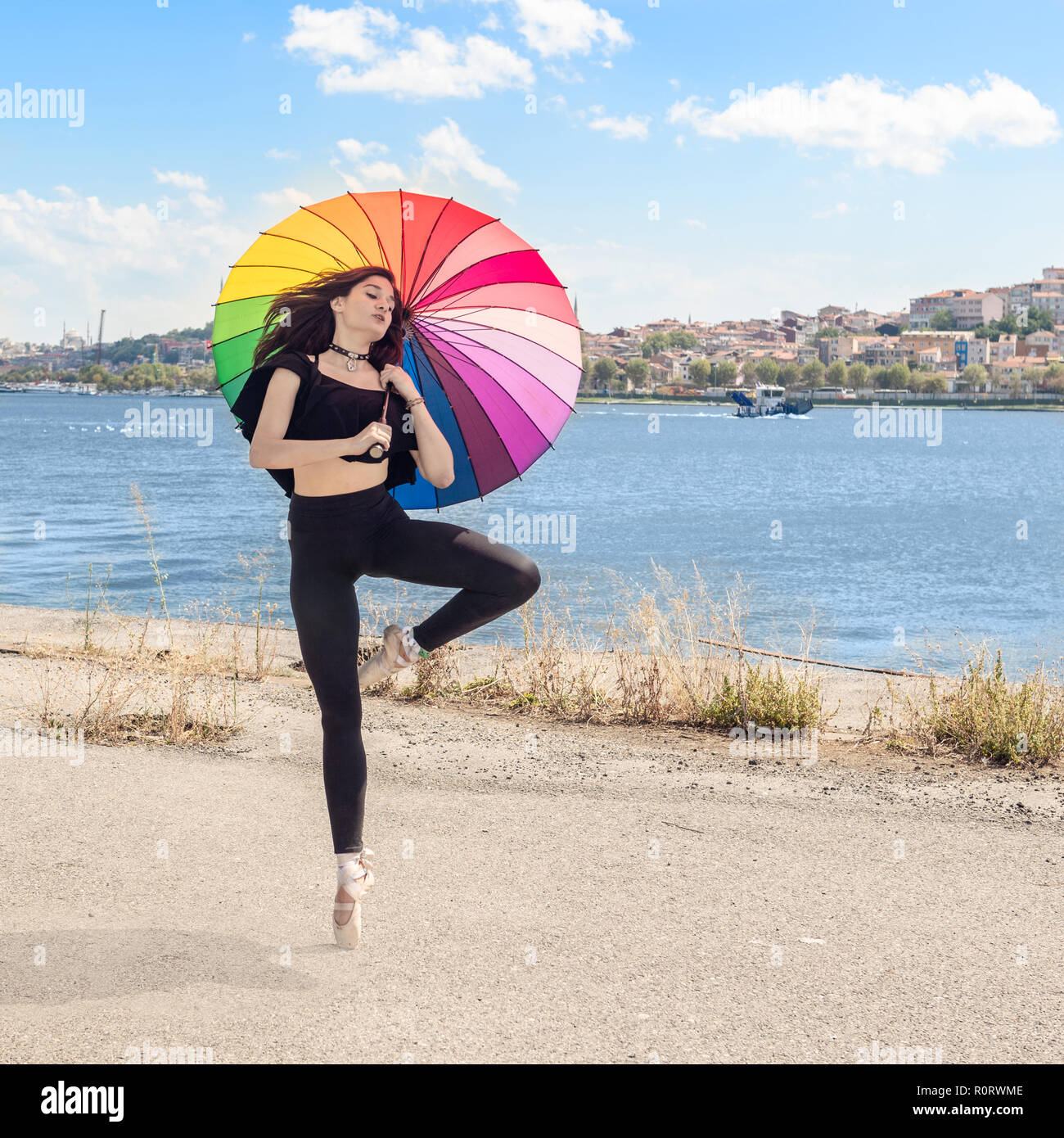 Ballerina con ombrello coloratissimo dancing Foto Stock