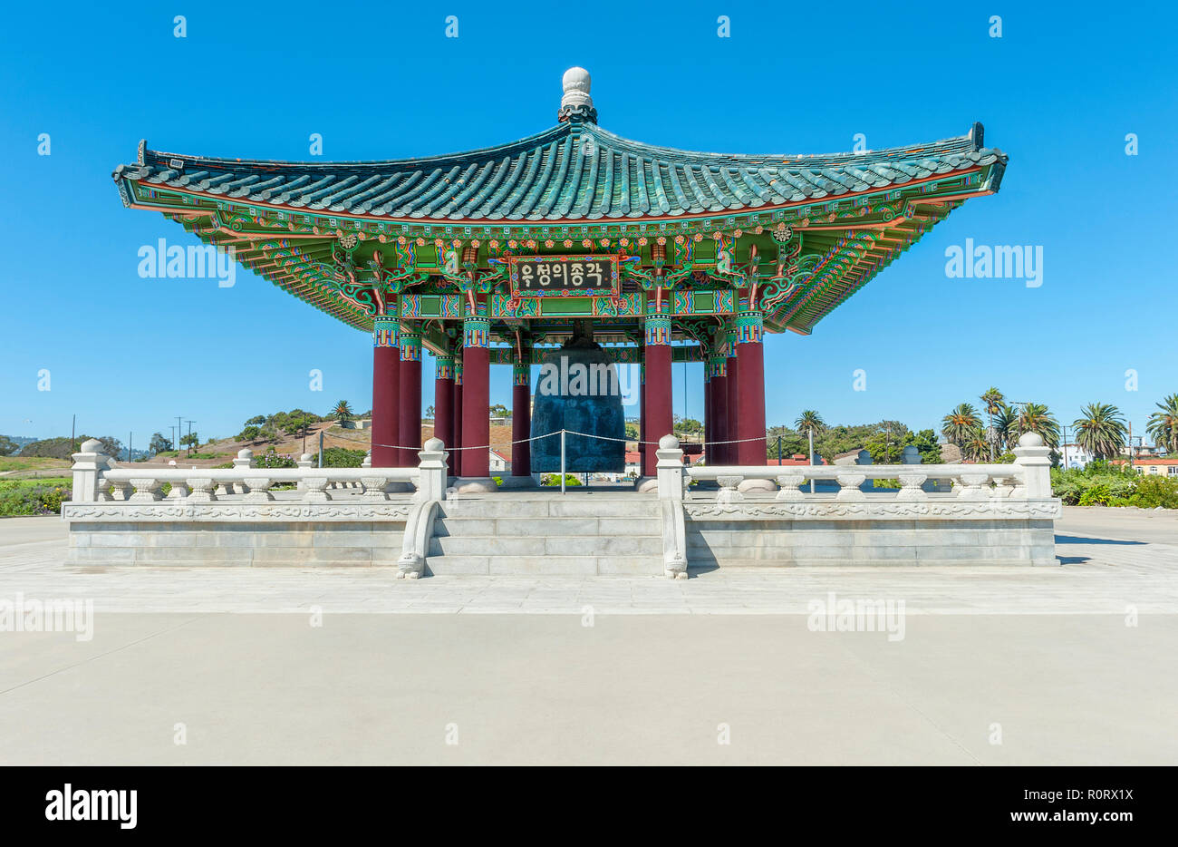 La campana Coreana di amicizia è un enorme campana di bronzo alloggiato in un padiglione in pietra in Angel's Gate Park, in San Pedro quartiere di Los Angeles. Foto Stock