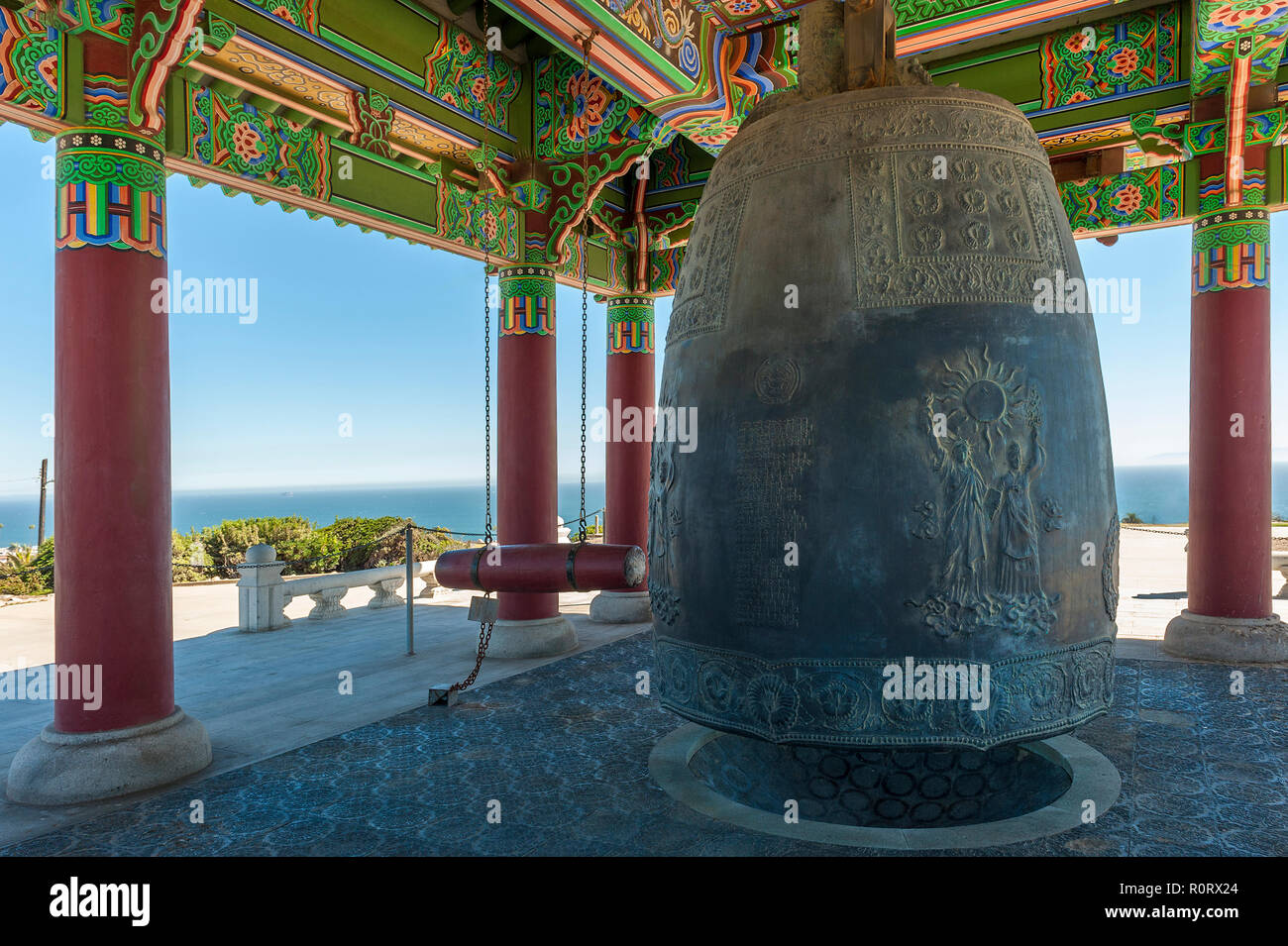 La campana Coreana di amicizia è un enorme campana di bronzo alloggiato in un padiglione in pietra in Angel's Gate Park, in San Pedro quartiere di Los Angeles. Foto Stock