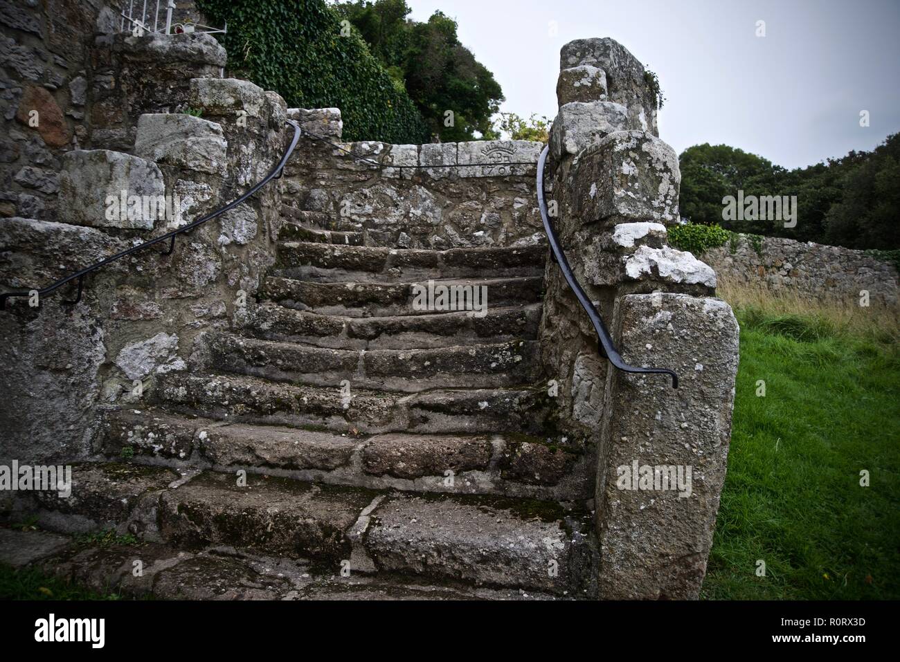Gradini in pietra, St Seiriol la Chiesa, Penmon, Anglesey, Galles del Nord, Regno Unito Foto Stock