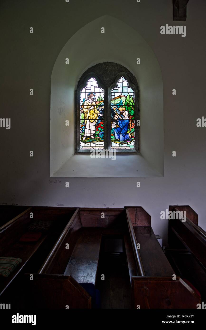 Le finestre di vetro macchiate, vista interna St Seiriol la Chiesa, Penmon, Anglesey, Galles del Nord, Regno Unito Foto Stock