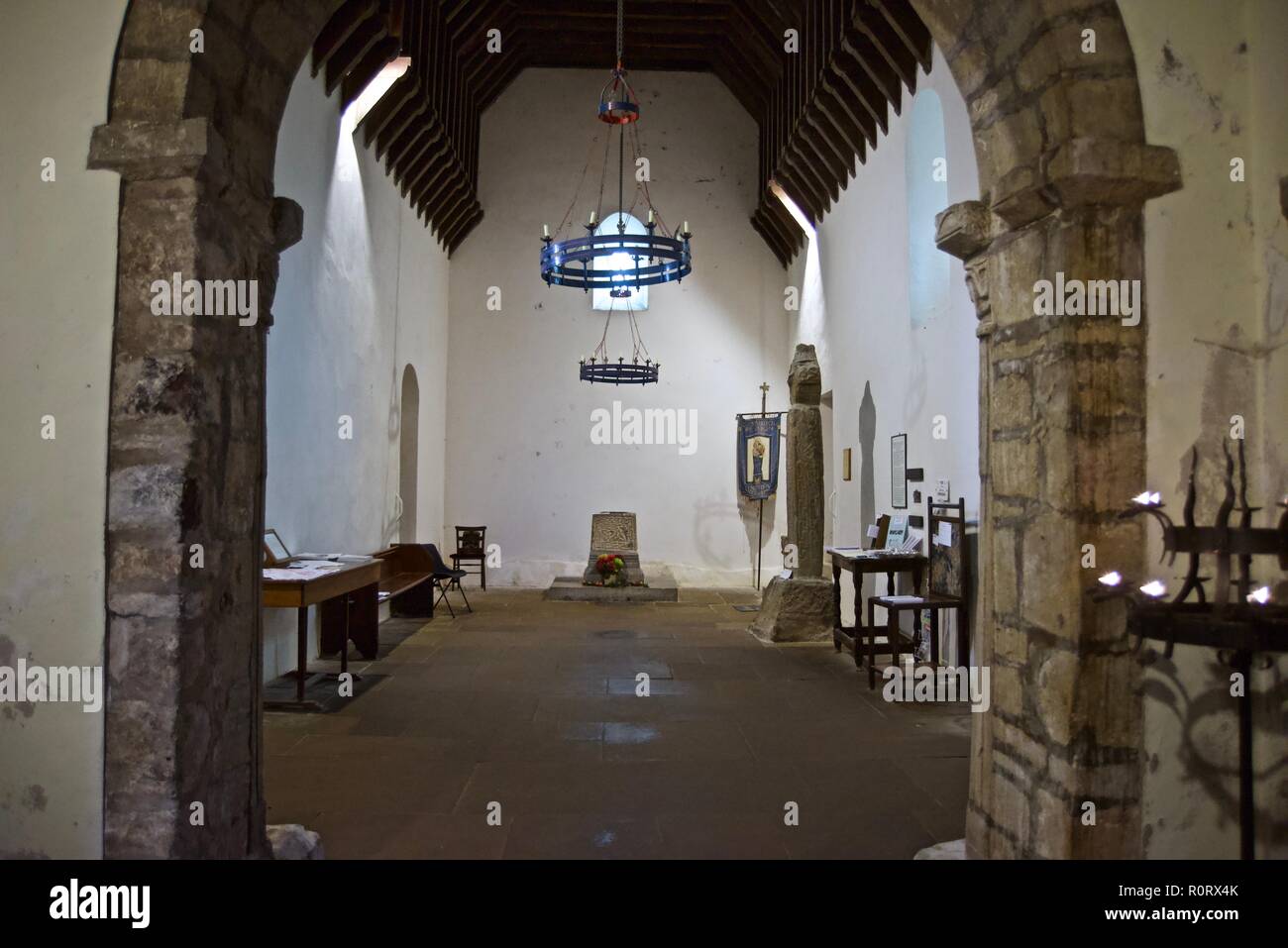 Vista interna di San Seiriol la Chiesa, Penmon, Anglesey, Galles del Nord, Regno Unito Foto Stock