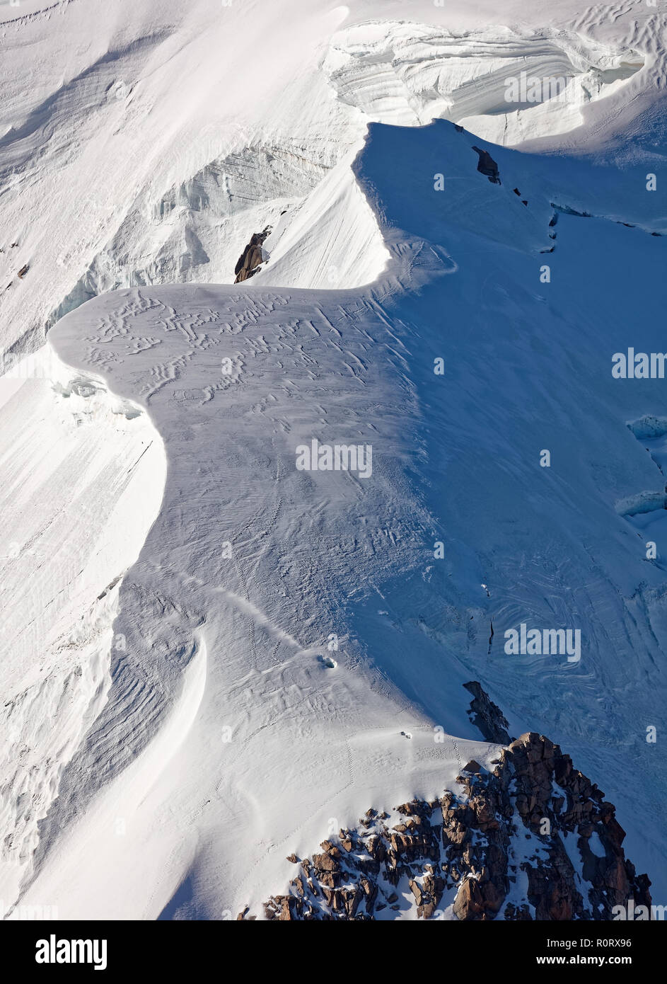 Pointe Lachenal, Chamonix sud-est della Francia, Auvergne-Rhône-Alpes. Cumuli di neve artistica creata dalla potenza del vento a nord di sperone di Pointe Lachenal. Foto Stock
