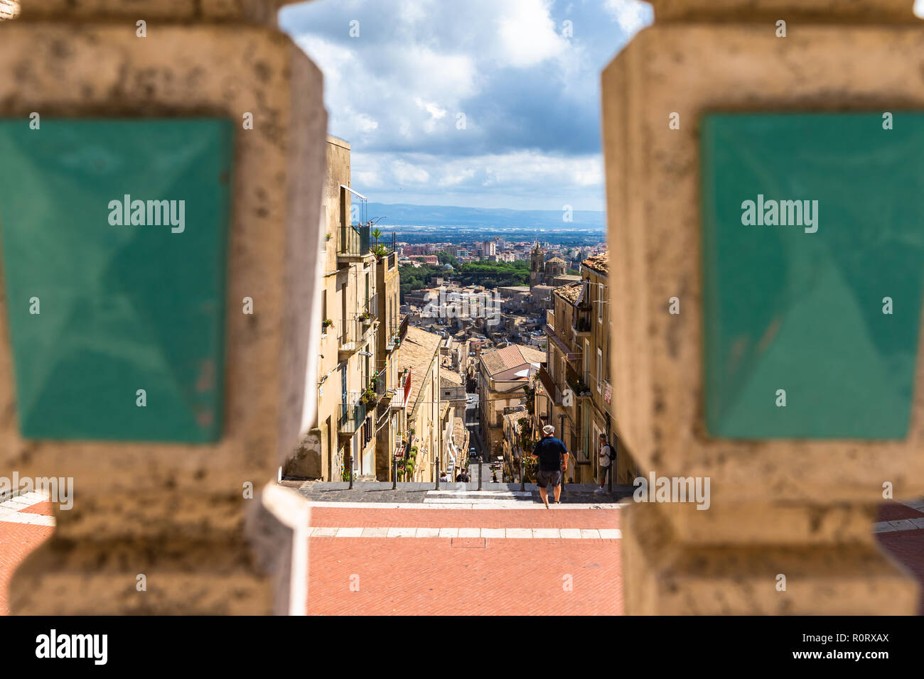 Caltagirone è una città e comune della città metropolitana di Catania, sull'isola di Sicilia, Italia meridionale. Foto Stock