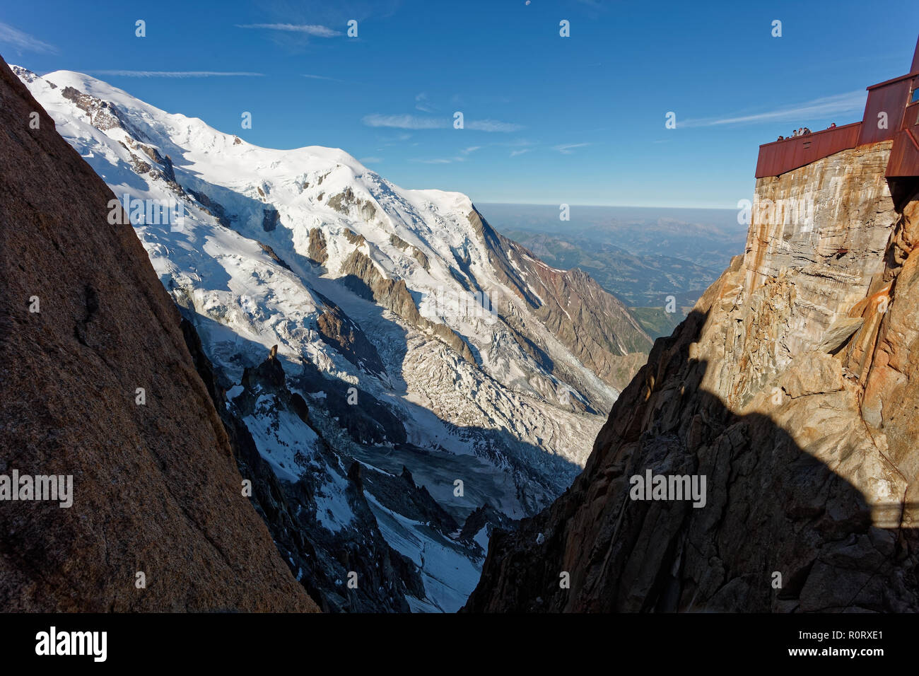 Aiguille du Midi, Chamonix sud-est della Francia, Auvergne-Rhône-Alpes. Panorama delle ultime vestigia del ghiacciaio sul lato nord del Mont Blanc massiccia da ca Foto Stock