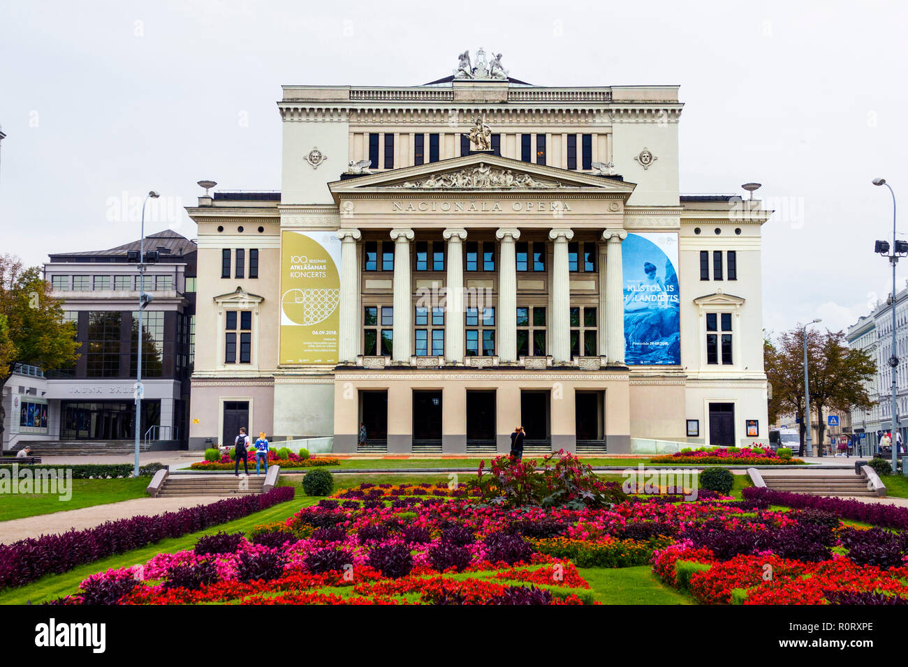 Il Balletto nazionale e Opra house a Riga, la capitale della Lettonia, è impostato sul Mar Baltico alla foce del fiume Daugava. È considerato un patrimonio culturale c Foto Stock