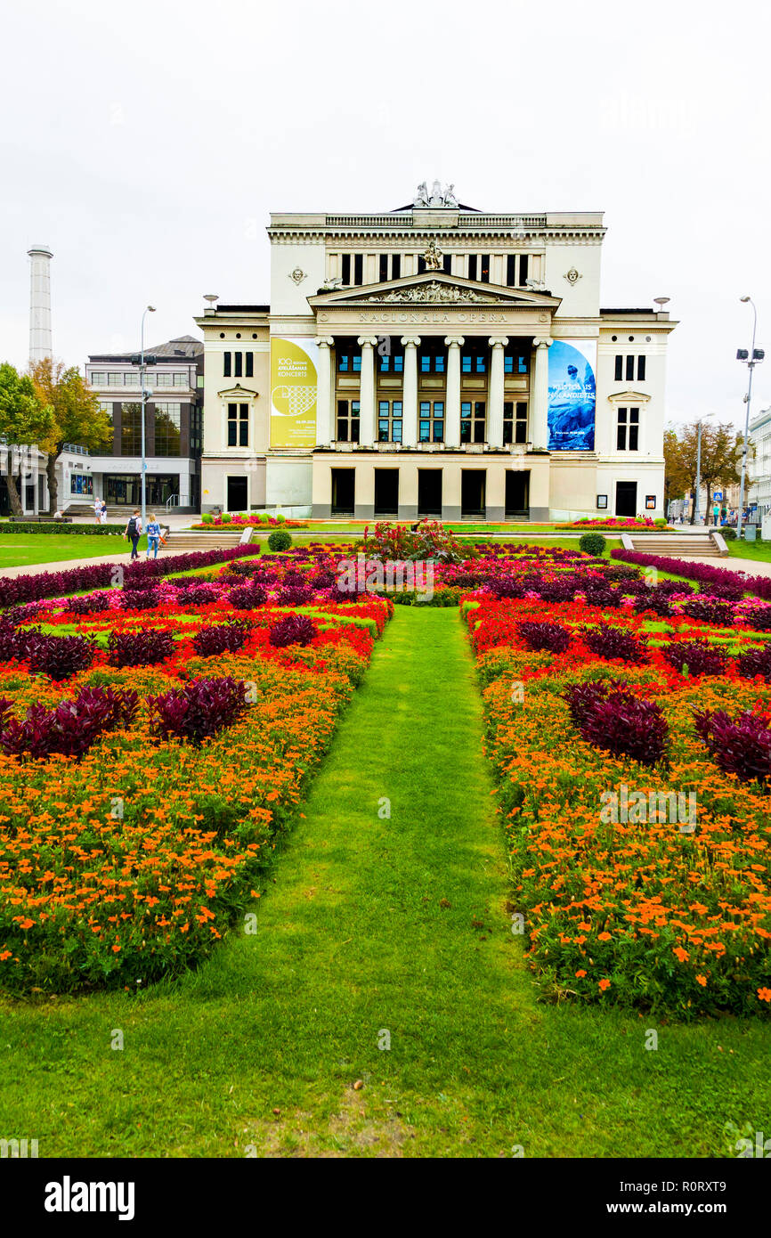 Il Balletto nazionale e Opra house a Riga, la capitale della Lettonia, è impostato sul Mar Baltico alla foce del fiume Daugava. È considerato un patrimonio culturale c Foto Stock
