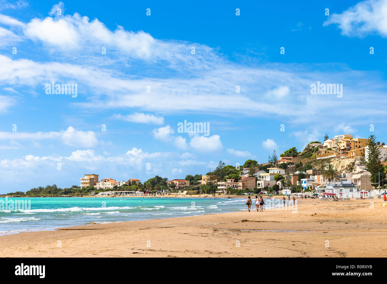 La spiaggia pubblica vicino la Scala dei Turchi. Realmonte, vicino a Porto Empedocle, sud della Sicilia, Italia. Foto Stock