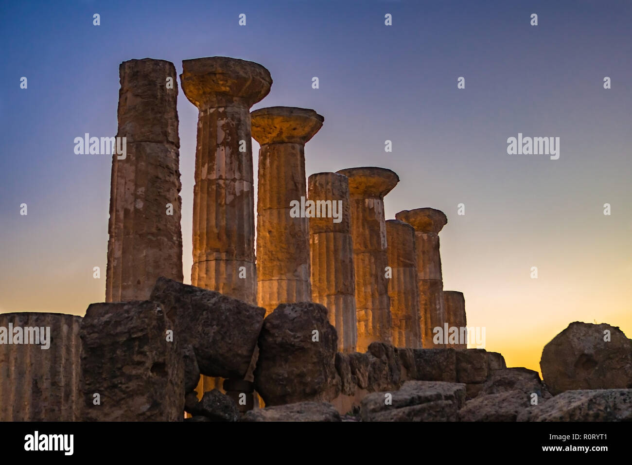 Resti del Tempio di Eracle - Valle dei Templi si trova a Agrigento, Sicilia. Unesco - Sito Patrimonio dell'umanità. Foto Stock