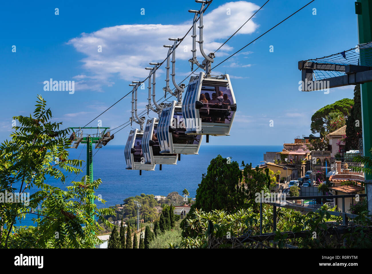 Taormina, Italia - 26 Settembre 2018: bellissimo paesaggio siciliano con funivie "funivia che collega il centro storico di Taormina con il suo bea Foto Stock