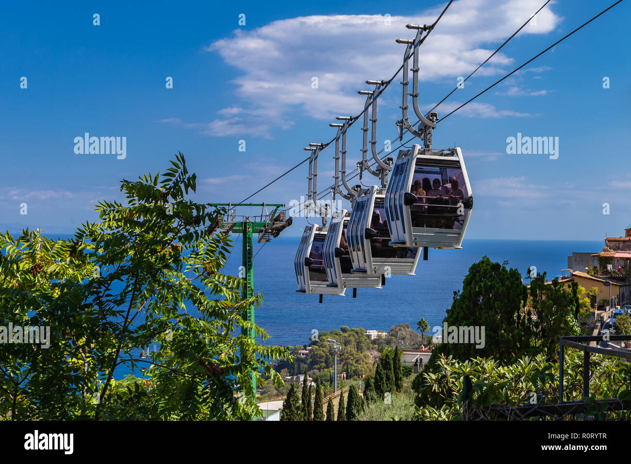 Taormina, Italia - 26 Settembre 2018: bellissimo paesaggio siciliano con funivie "funivia che collega il centro storico di Taormina con il suo bea Foto Stock