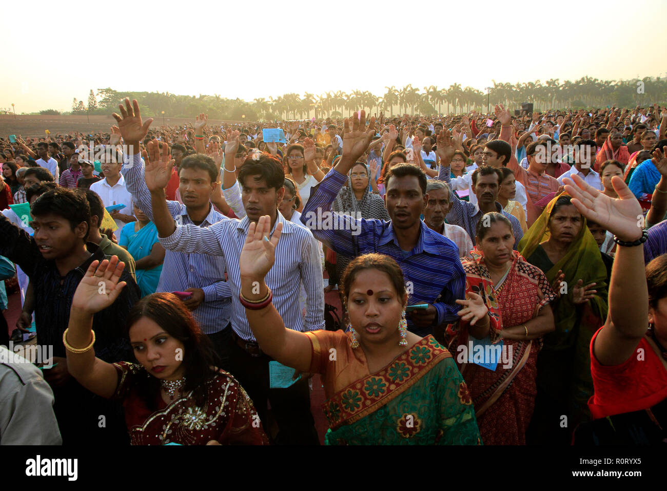 Migliaia di cristiani compresi molti cattolici pregano e cantano insieme in un incontro ecumenico di Pasqua Alba servizio di preghiera di fronte al Bangladesh Nati Foto Stock