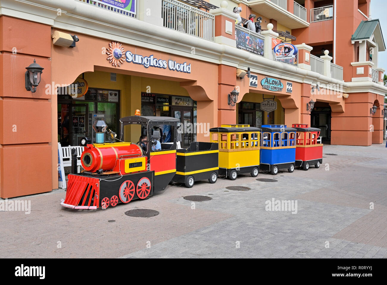 Piccoli bambini colorati di treno in attesa di piloti al resort turistico di villaggio HarborWalk in Destin Florida USA. Foto Stock