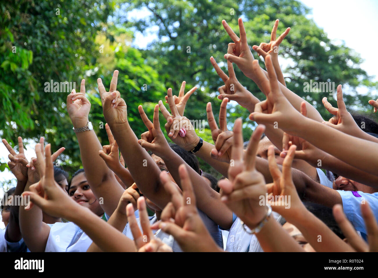 Gli studenti del Mezzogiorno Viqarunnisa scuole e college di esprimere la propria gioia dopo l annuncio dei risultati di HSC. Dacca in Bangladesh. Foto Stock