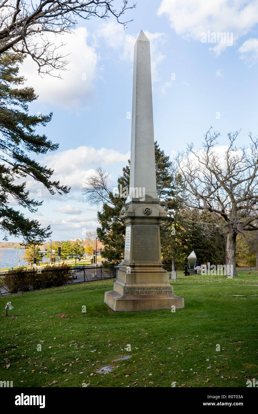Un 1885 obelisco monumento eretto nel cimitero Lakewood dalla testa di Minneapolis Miller in associazione, in memoria di coloro che persero la vita in Foto Stock
