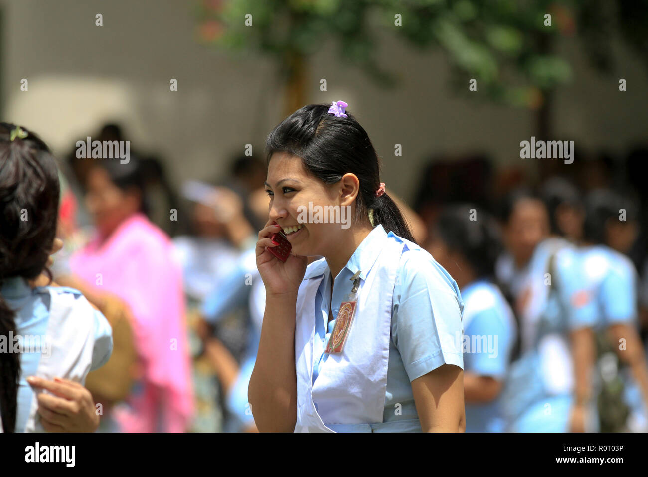 Uno studente di Viqarunnisa mezzogiorno scuola e college condivide la gioia del successo con il suo vicino e cari su telefono cellulare dopo l'annuncio di HSC Foto Stock