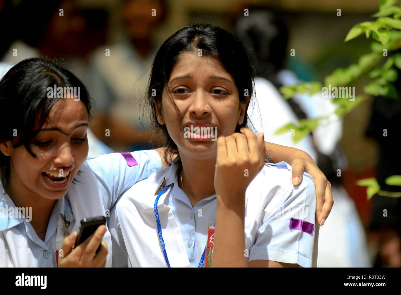 Gli studenti del Mezzogiorno Viqarunnisa scuole e college di esprimere la propria gioia dopo l annuncio dei risultati di HSC. Dacca in Bangladesh. Foto Stock